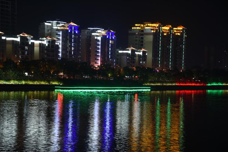 河源夜色中的水舞之光 音乐喷泉的奇幻之旅